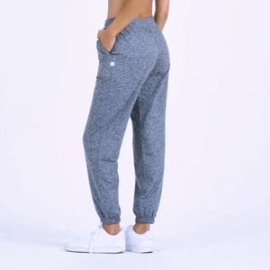 Vuori Boyfriend Jogger (M) heather grey & matching scrunchie